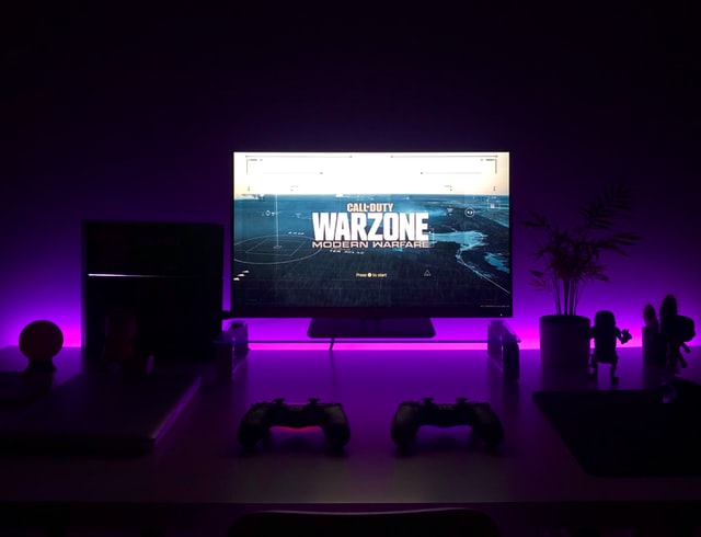 fabio-silva-nmTm7knUnqs-unsplash telewizor z systemem ambilight